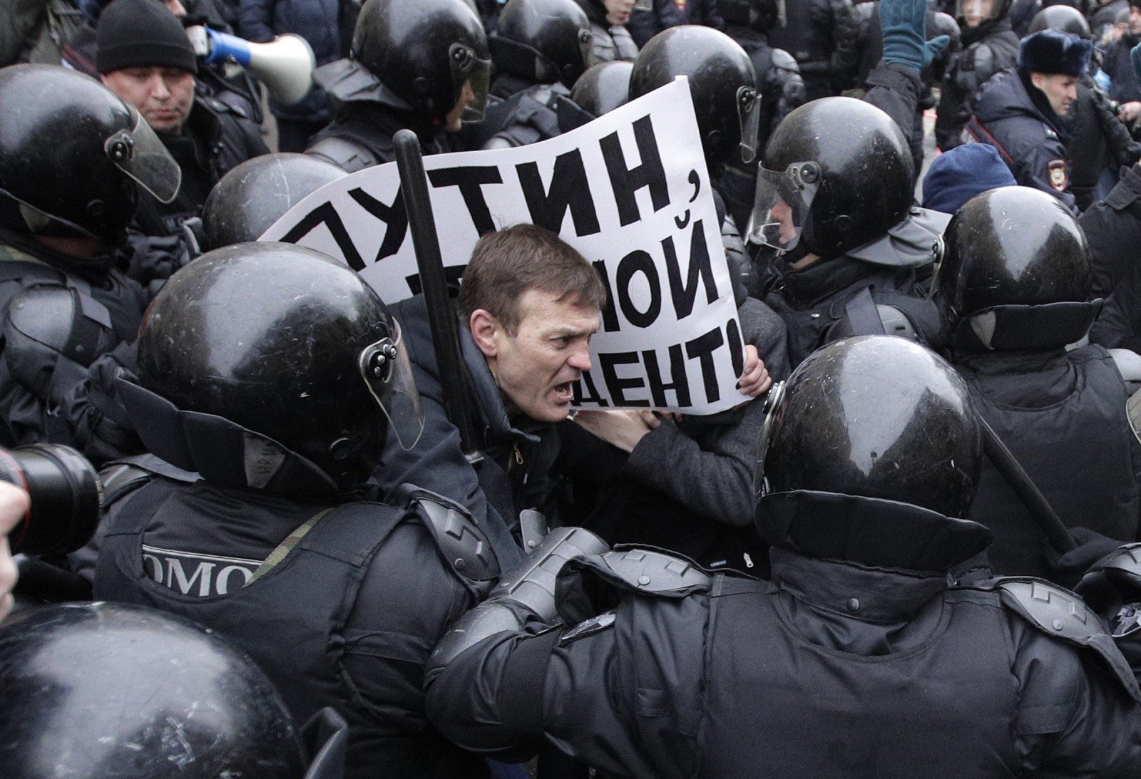 Полицейщина полностью вытеснила с московских улиц Конституцию РФ